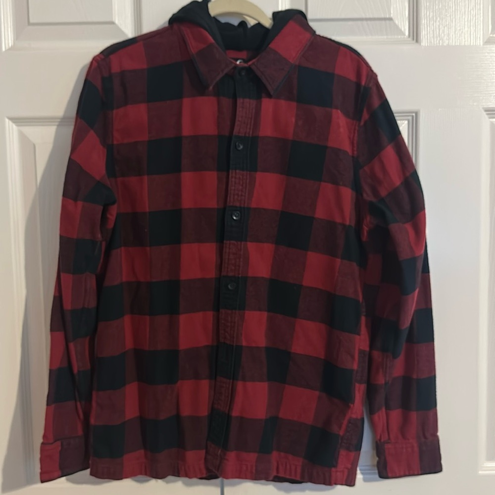 Men’s Black n Red plaid hooded flannel shirt size medium
